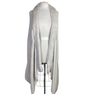 White House Black Market M/L wrap , shawl, cape, cream w/ faux fur collar